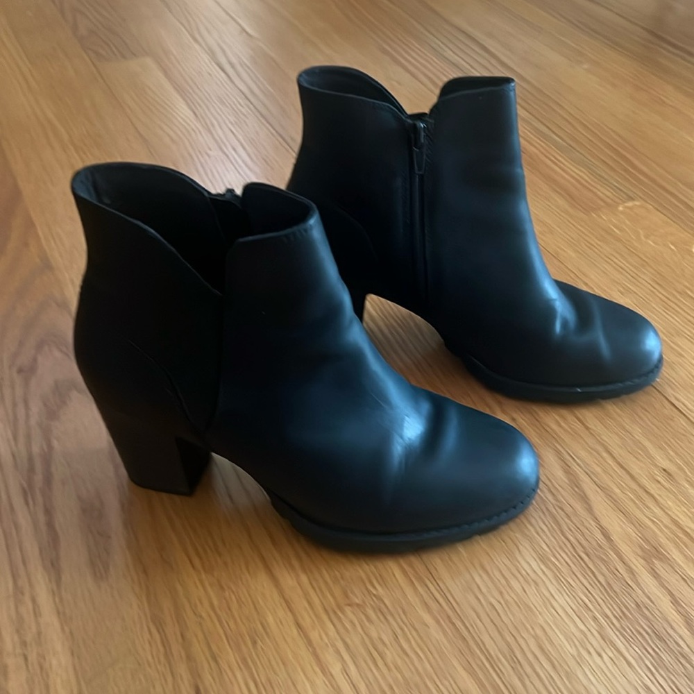Clarks Black Leather Booties Size 7.5 (38) Verona Trish chunky lug sole